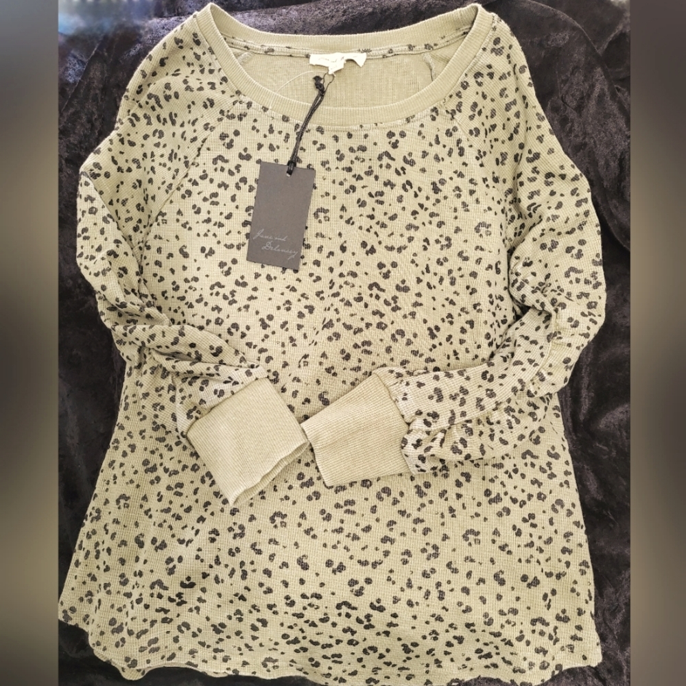 Stylish Jane and Delancy Leopard Print Army Green Pullover Top Size Medium NWT - Picture 1 of 5